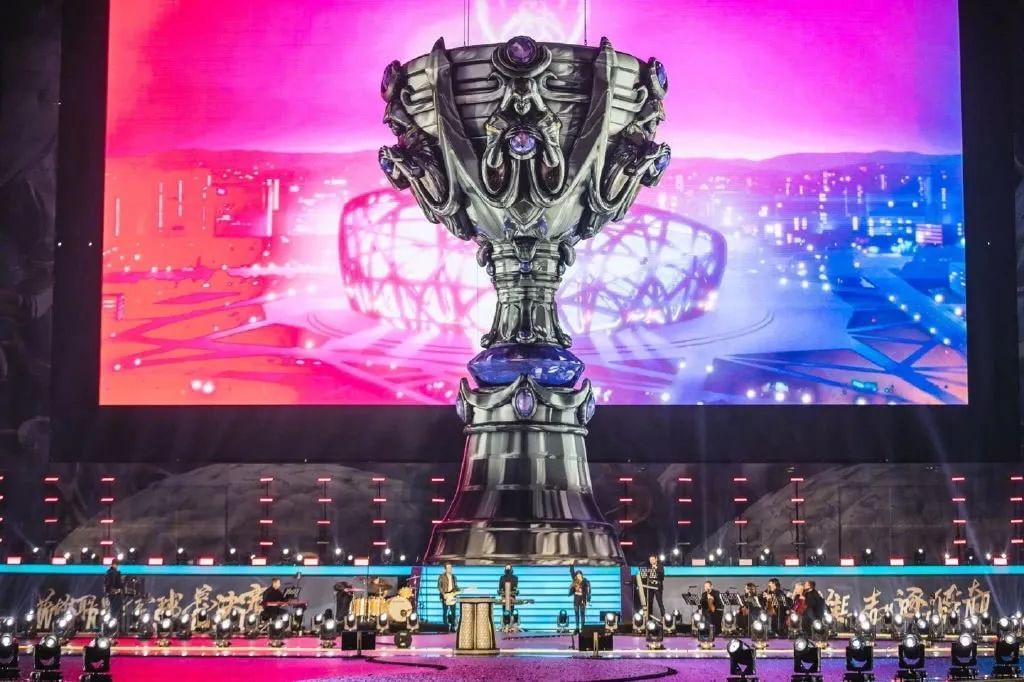 3分就足够了！ Donk 沉默， woxic 拯救了局面。EF连续追赶8个赛点并赢得加时赛，赢得了第一张地图